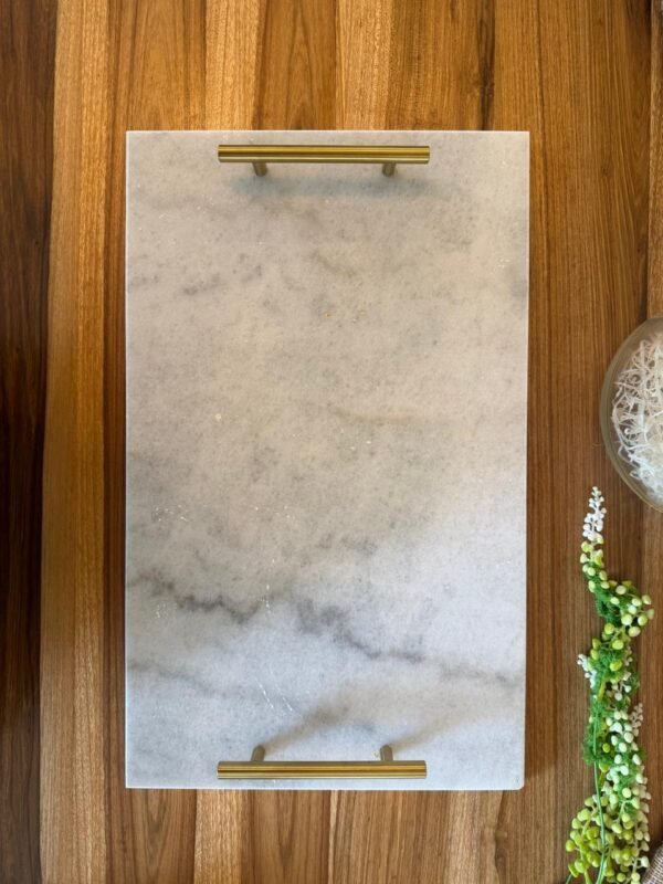 Bandeja de Marmol con Asas Doradas