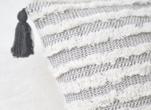 Screenshot 2026-03-09 181652 Almohadon Marroquí Natural/Beige/Chocolate con Borlas 45×45