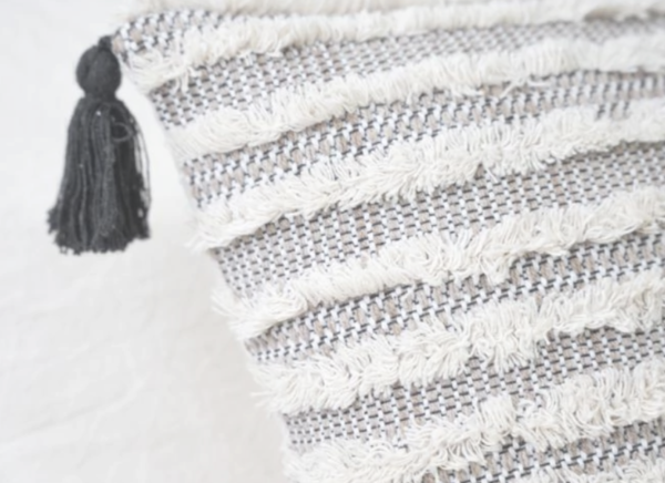 Almohadon Marroquí Natural/Beige/Chocolate con Borlas 45×45